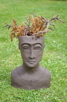 Kopf mit Blumen dunkle Keramik